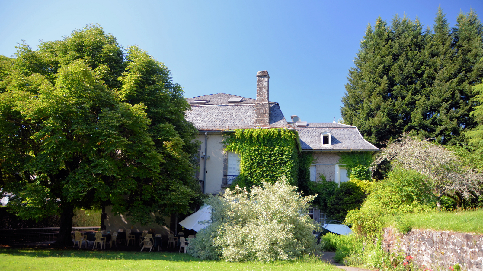 terrasse ombragée et une partie du parc