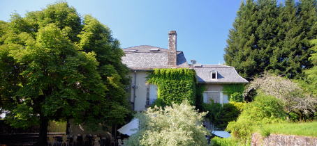 terrasse ombragée et une partie du parc