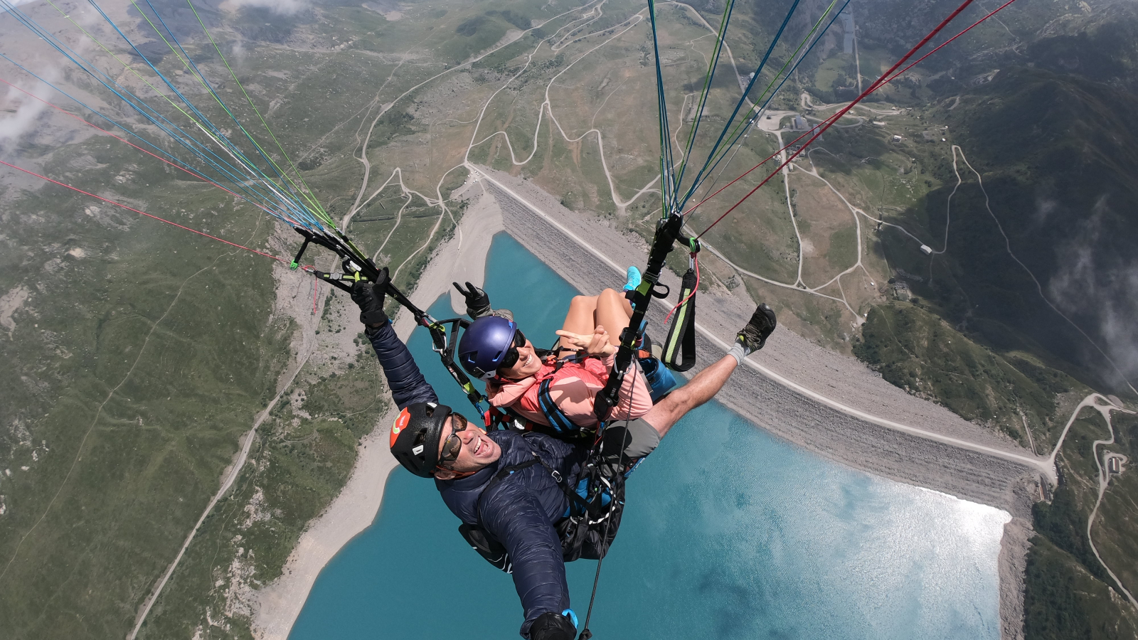 Vol biplace en parapente au dessus du barrage du Mont Cenis