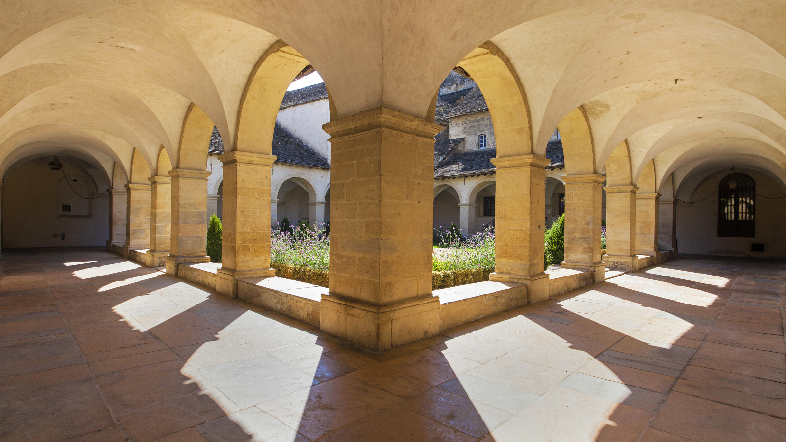 Le cloître de Crémieu, cité médiévale - Balcons du Dauphiné - Nord-Isère - à moins d'une heure de Lyon