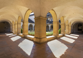 Le cloître de Crémieu, cité médiévale - Balcons du Dauphiné - Nord-Isère - à moins d'une heure de Lyon