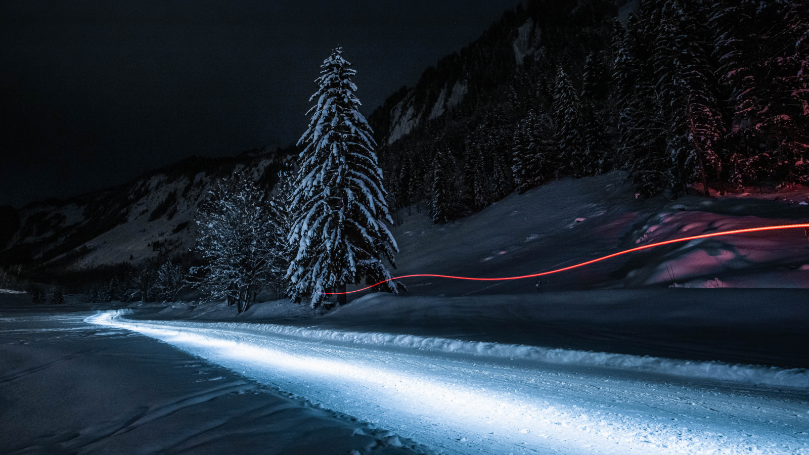 Piste de ski nordique éclairée en nocturne