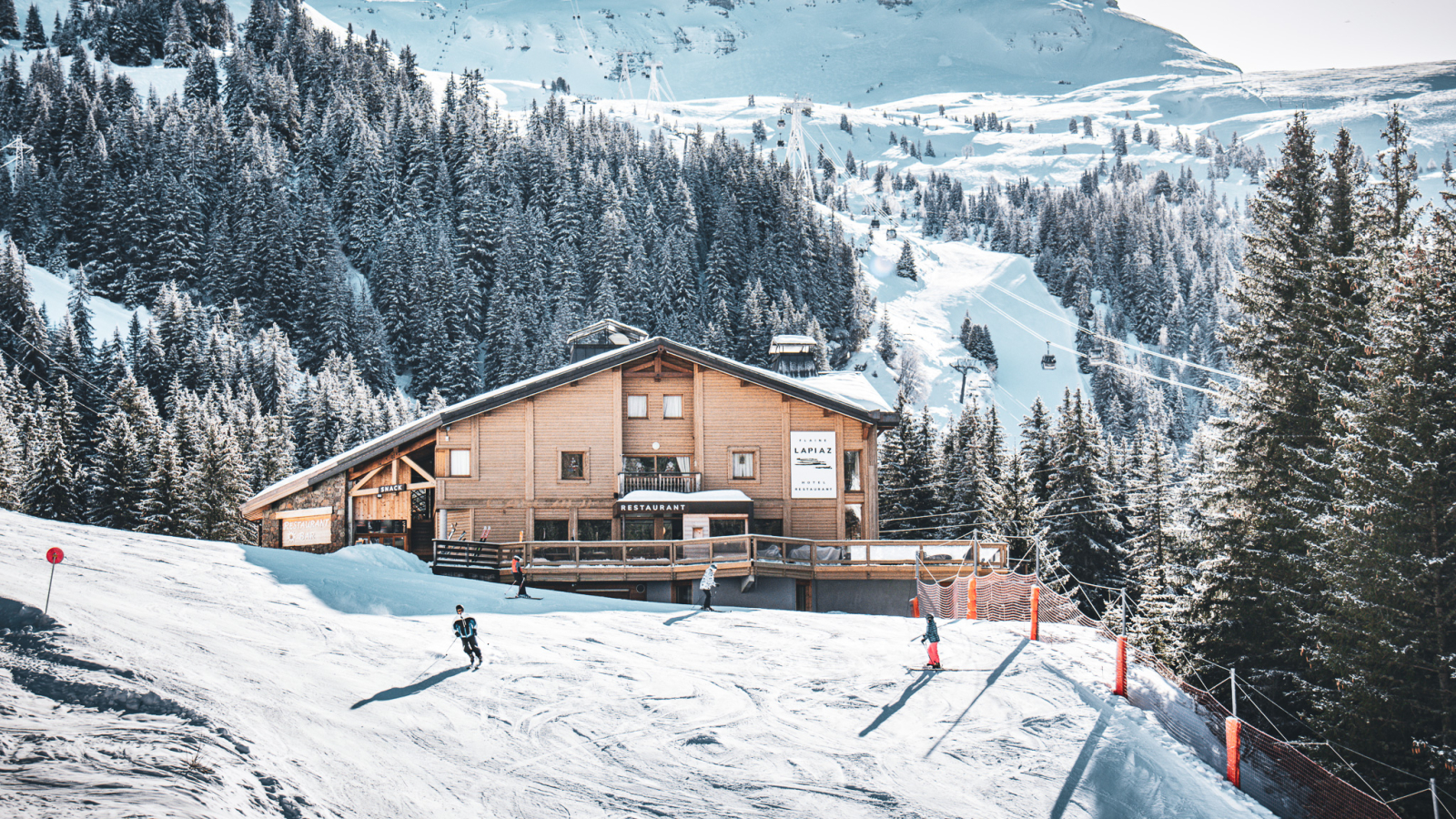 Devanture du restaurant La Lapiaz avec la piste rouge Azurite