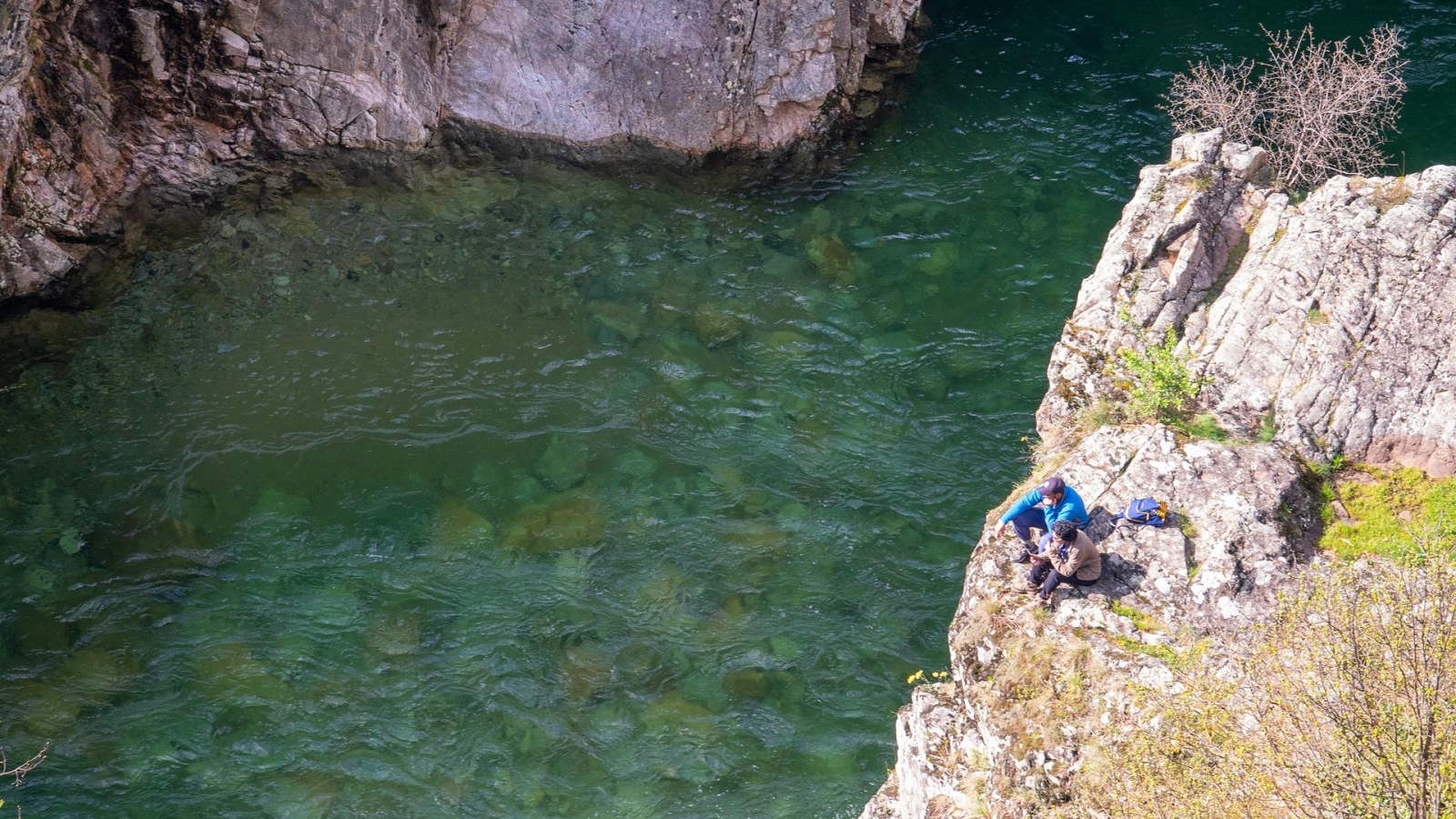 Thueyts - Pause au bord de l'eau au pont du diable ©sourcesetvolcans