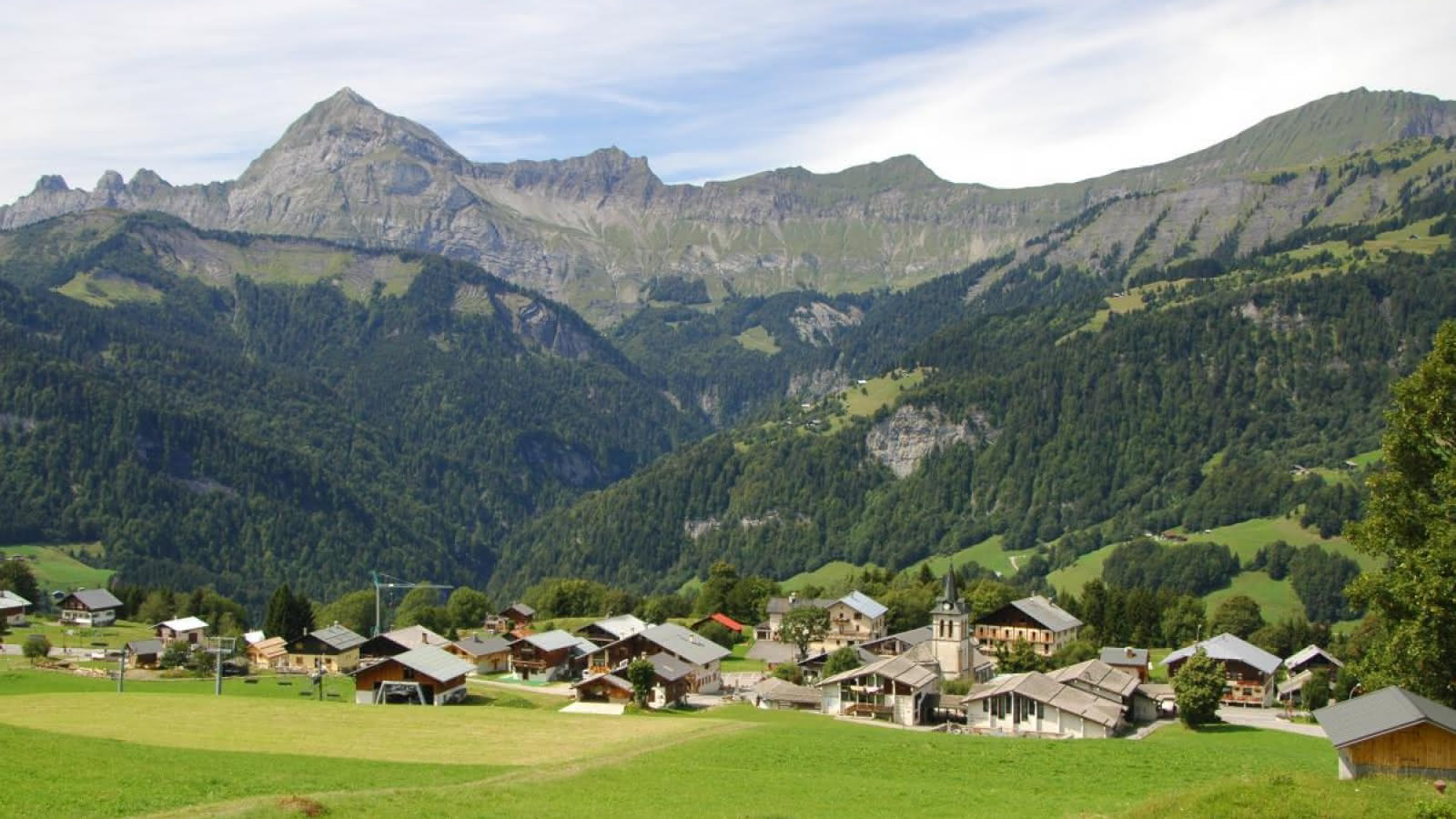 Village de CREST-VOLAND l'été avec le Mont-charvin et la chaine des Aravis