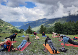 Séance de yoga en plein air dans la montagne