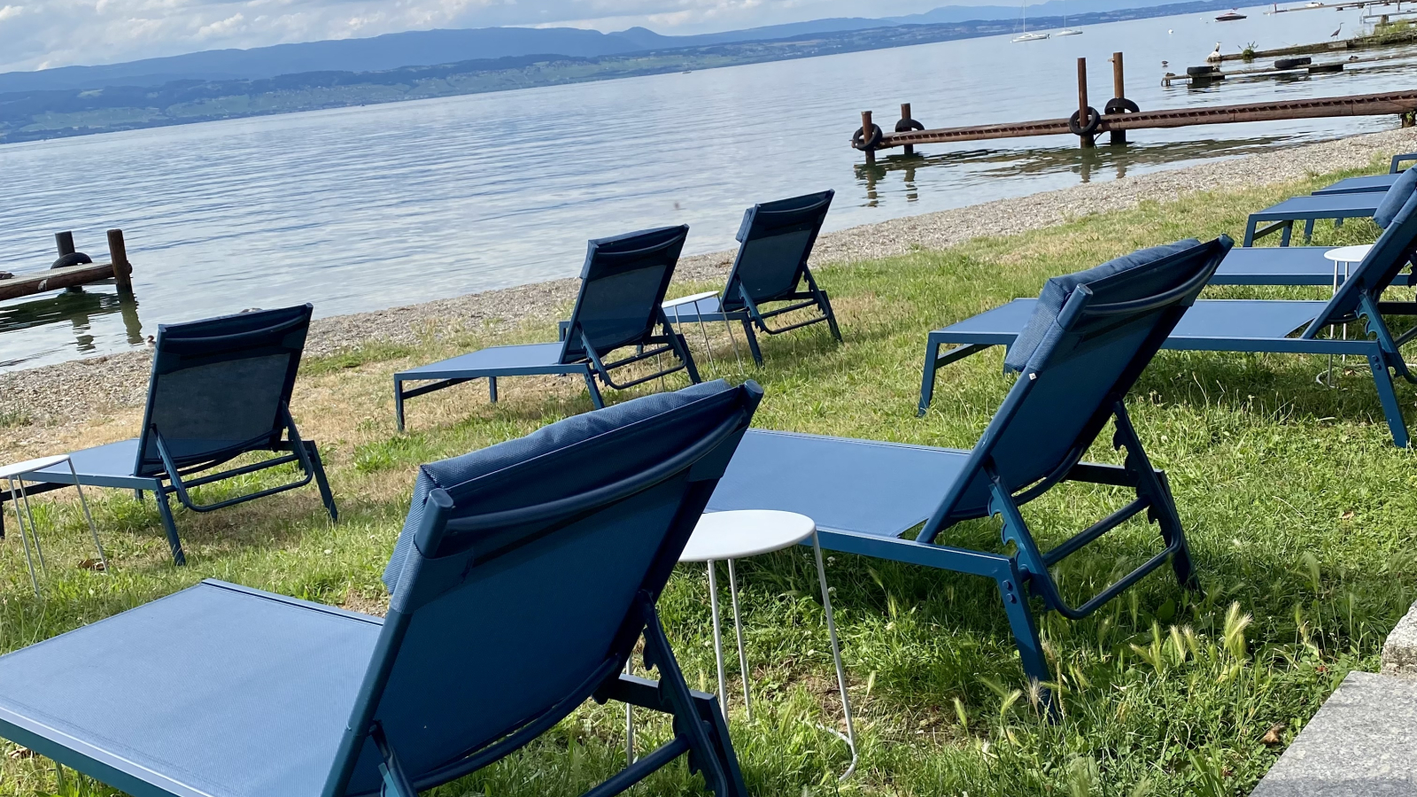 Chaises longues de la plage du retsaurant, idéal pour déguster un cocktail ou un dessert