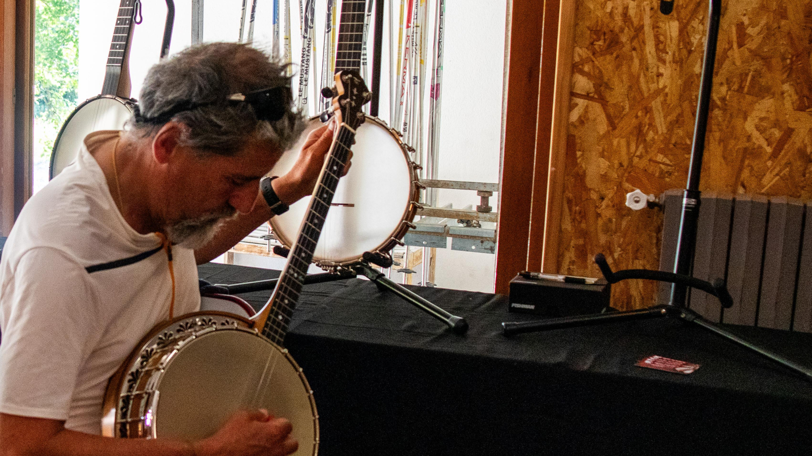 Banjos exposés sur l'expo de facteurs luthiers