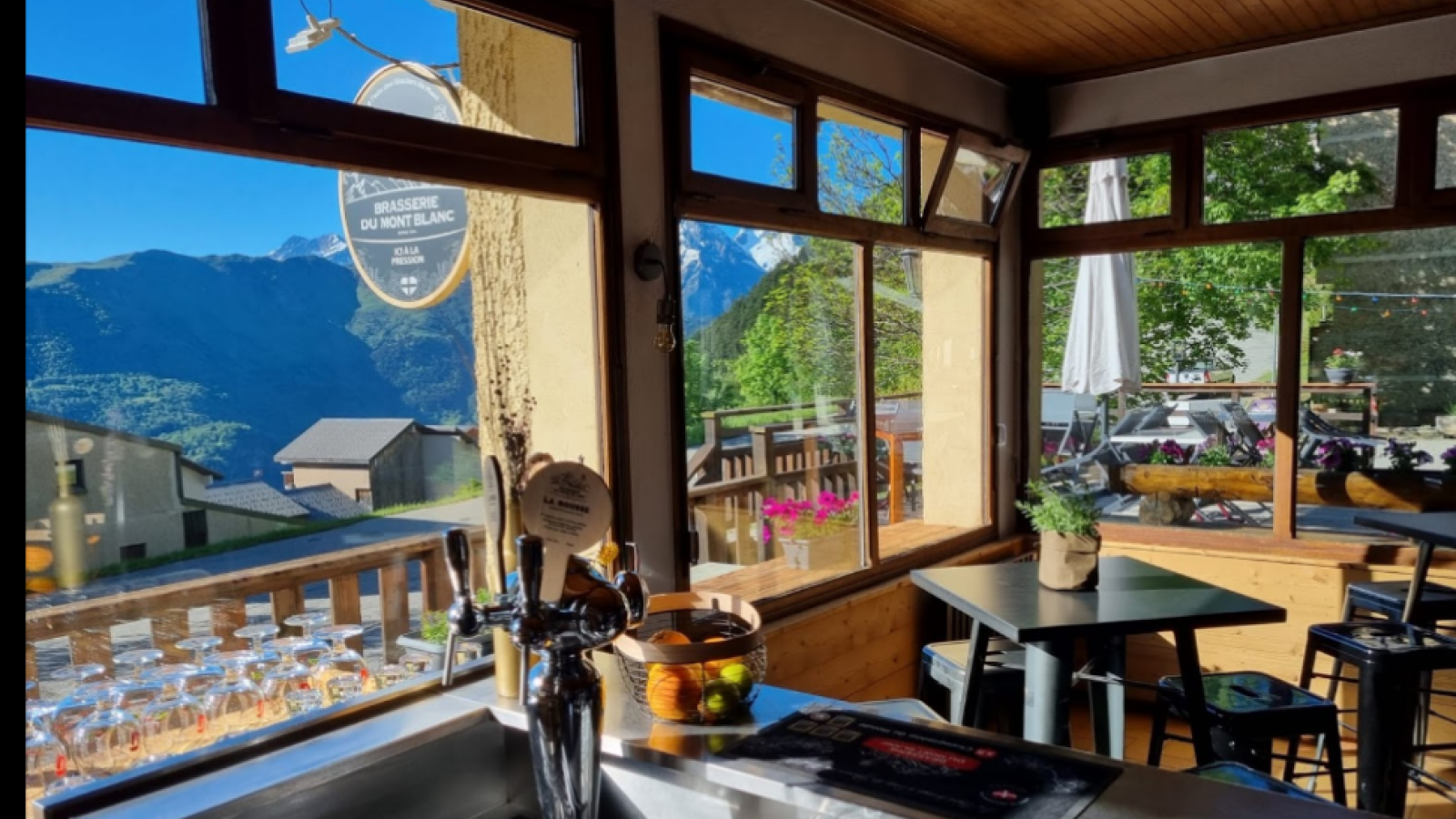 Bar, fenêtre, vue sur les montagnes.