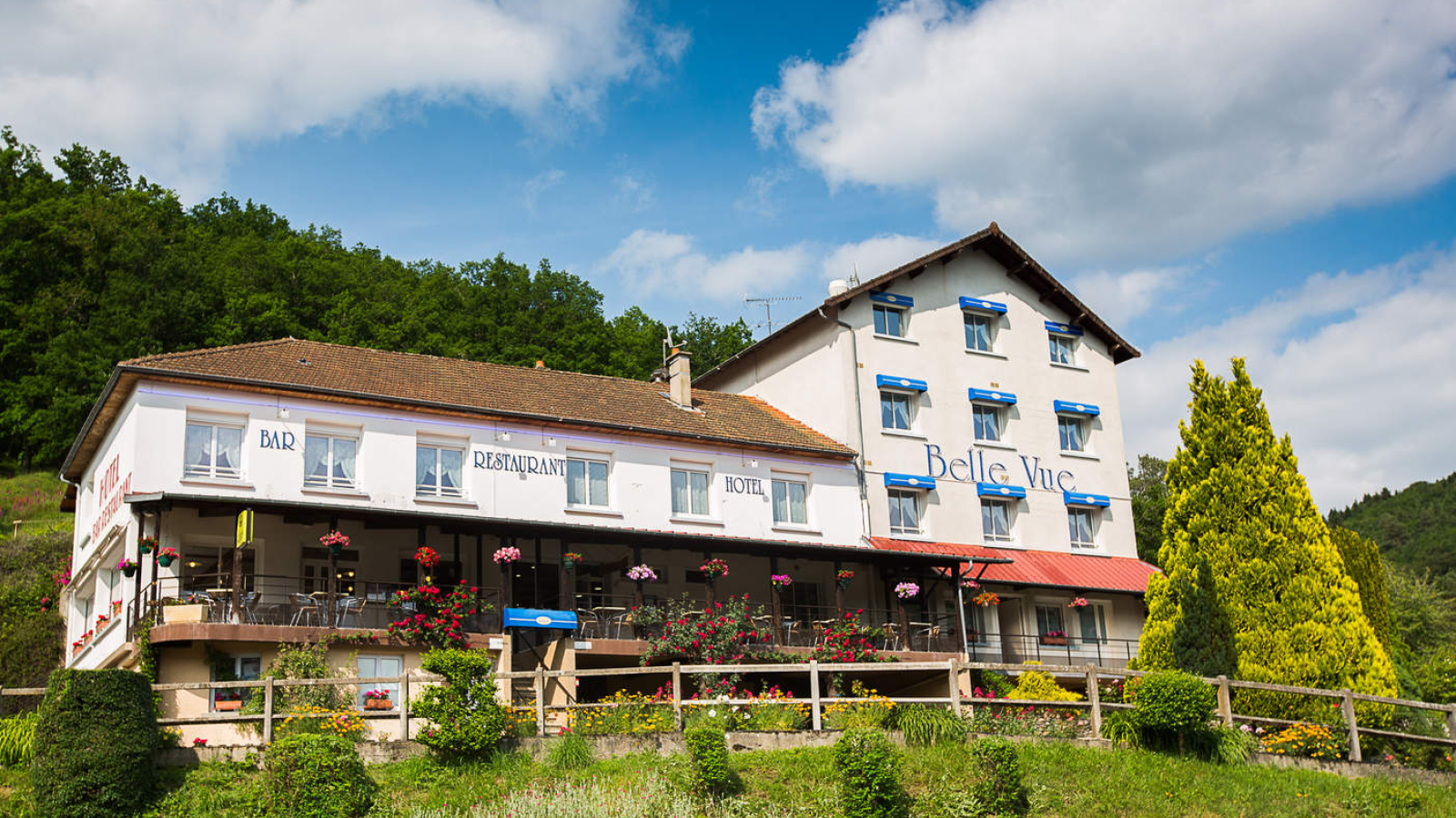 L'hôtel-restaurant face au lac des Fades