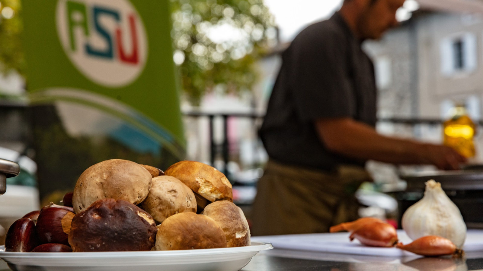 Jaujac - Ardèche s'invite au Menu - préparation de cèpes©sourcesetvolcans