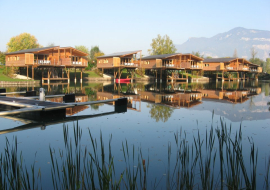 camping de Chanaz 2étoiles aixlesbainsrivieradesalpes les ilôts depuis la base lacustre