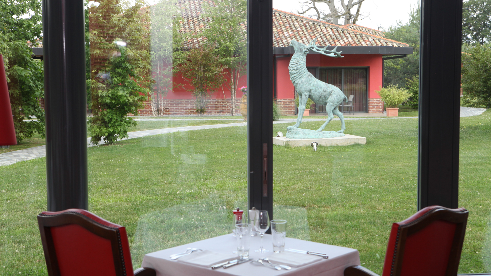 Vue sur le jardin depuis l'intérieur du restaurant