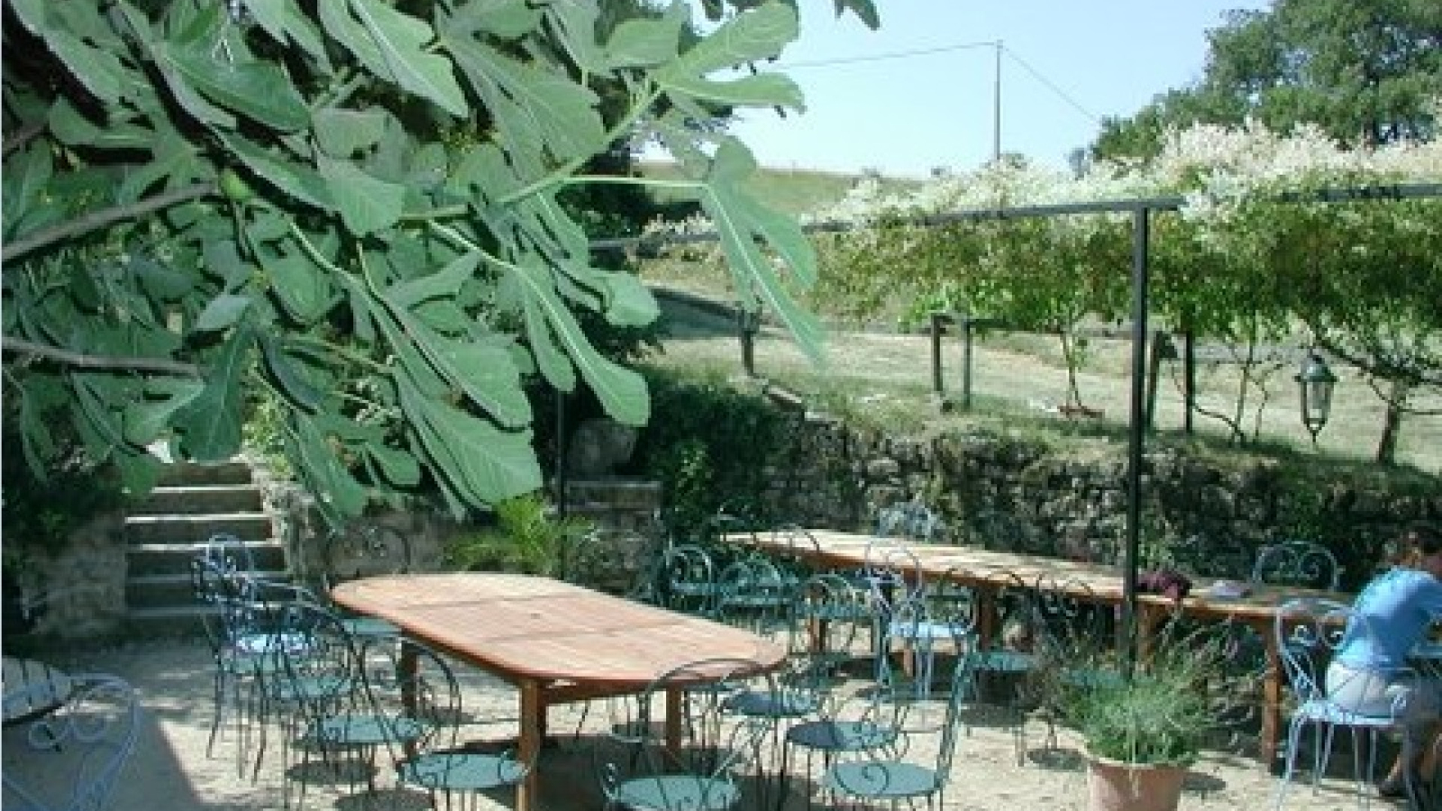 Aux beaux jours, le petit déjeuner et la table d'hôtes se font en terrasse