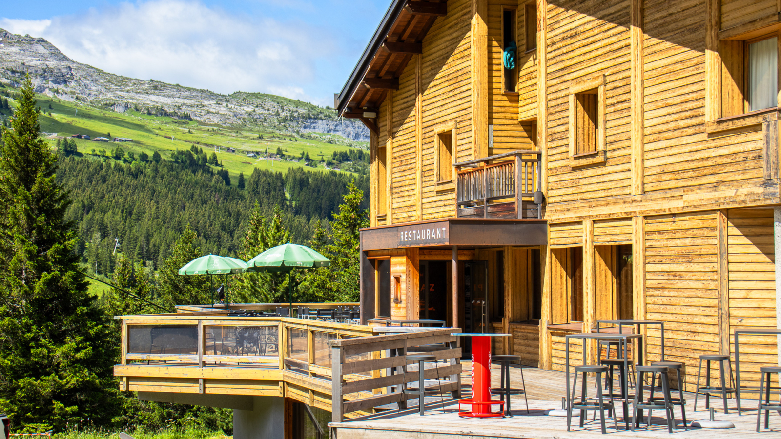 Devanture et terrasse du restaurant