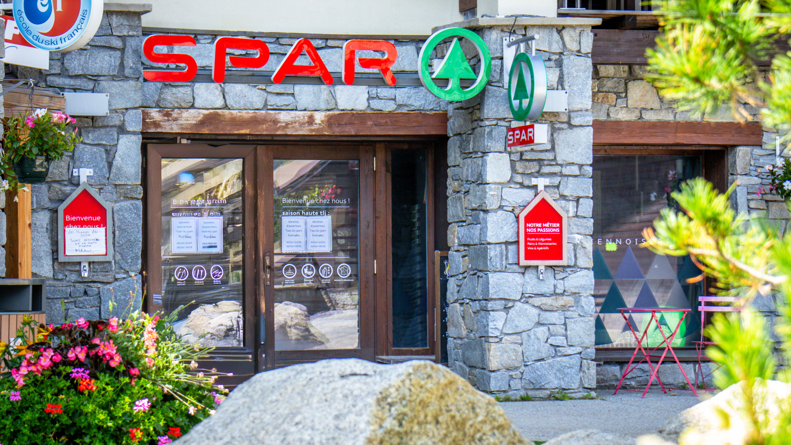 The Spar Hélios summer storefront