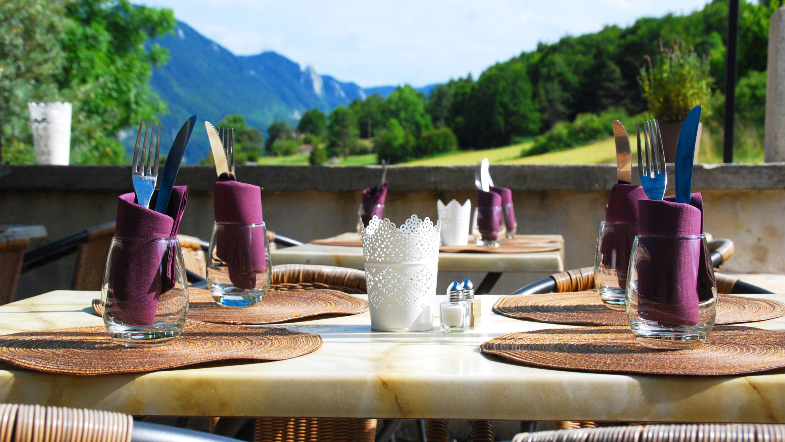 Table dressée en terrasse