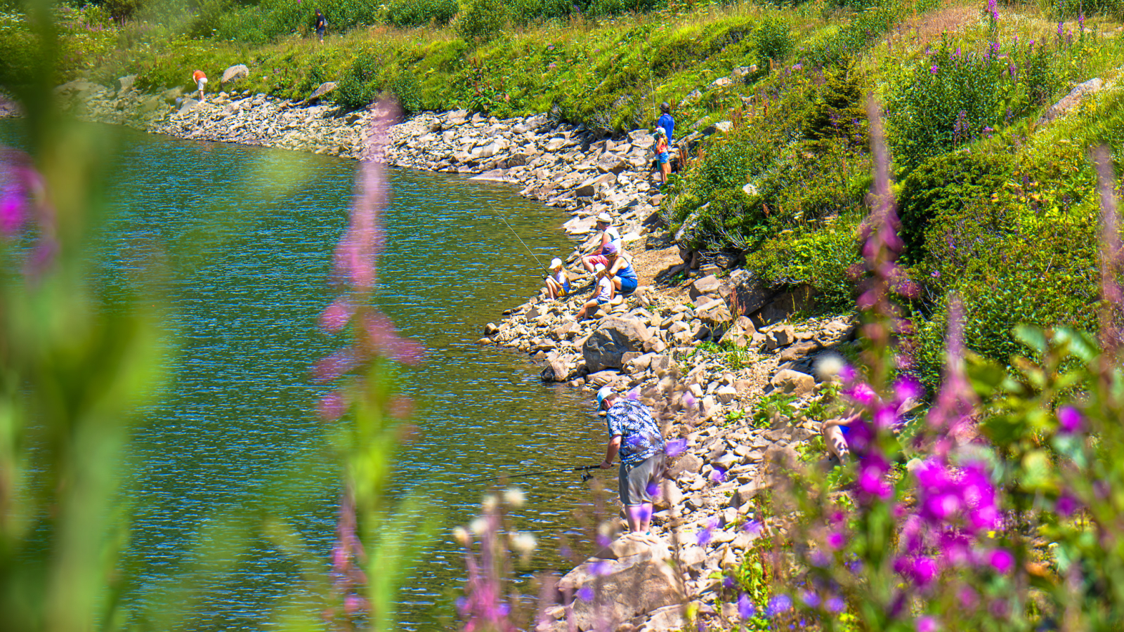 Plusieurs personnes pêchant sur le bord du lac de Vernant