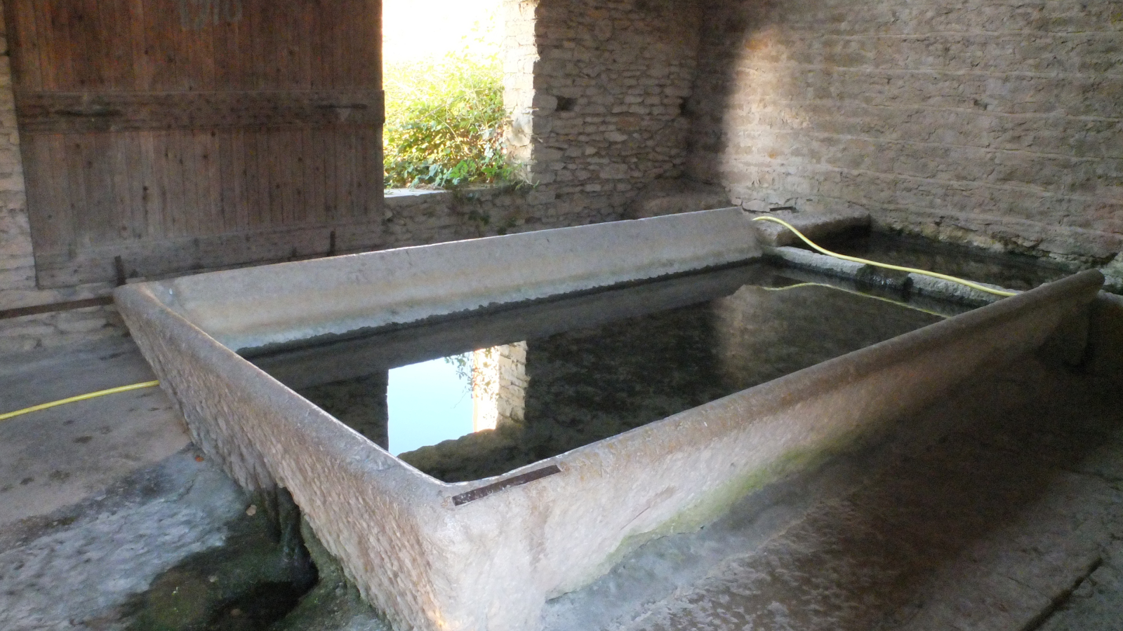 Vue sur la table de lavage du lavoir de Senin à Parmilieu - Balcons du Dauphiné