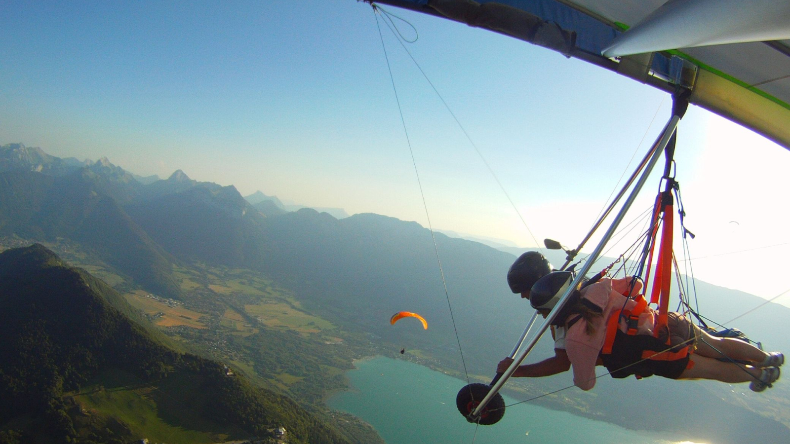 vol deltaplane au-dessus du lac d'Annecy ensoleillé